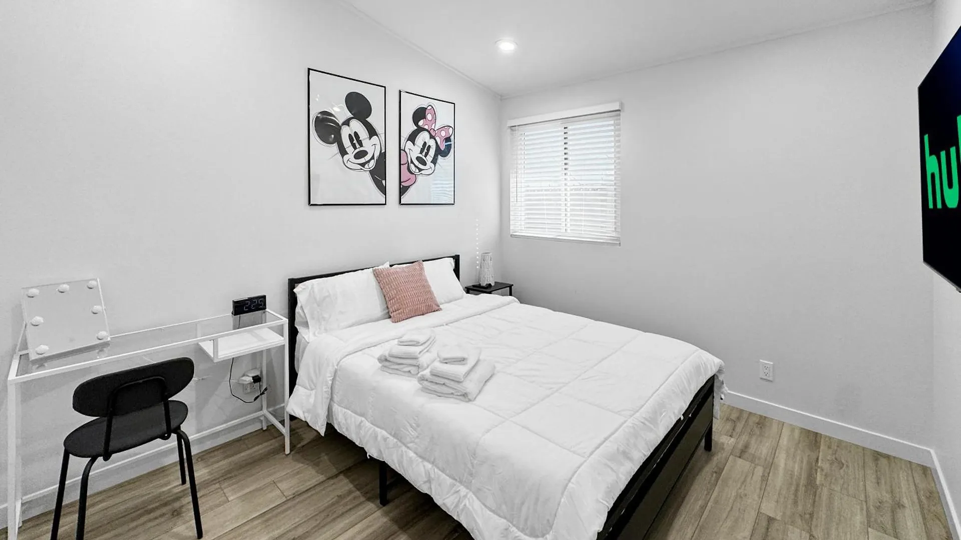Modern Home For Large Families By Disney & Knotts Άναχαϊμ